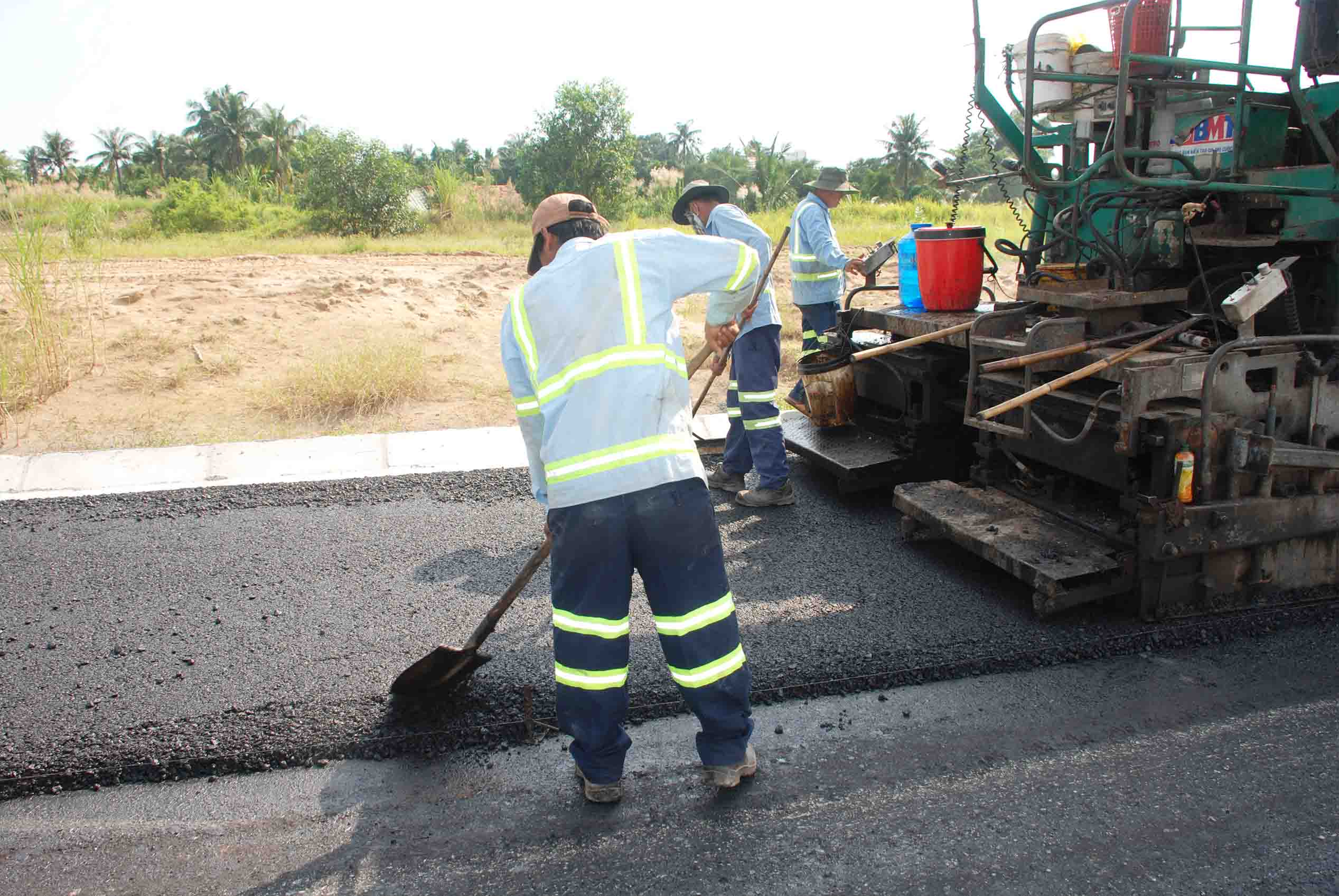 Thi công thảm nhựa trong KDC Vĩnh Phú I - Giai đoạn 2